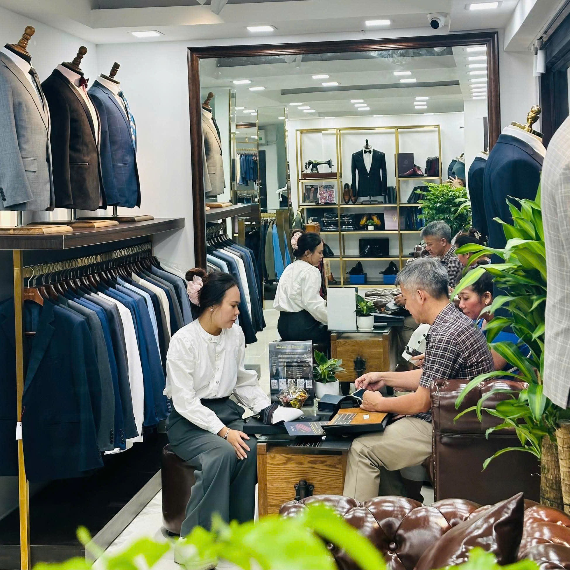 Hình ảnh phóng sự khách hàng trải nghiệm dịch vụ tại hệ thống Showroom Mon Amie. 